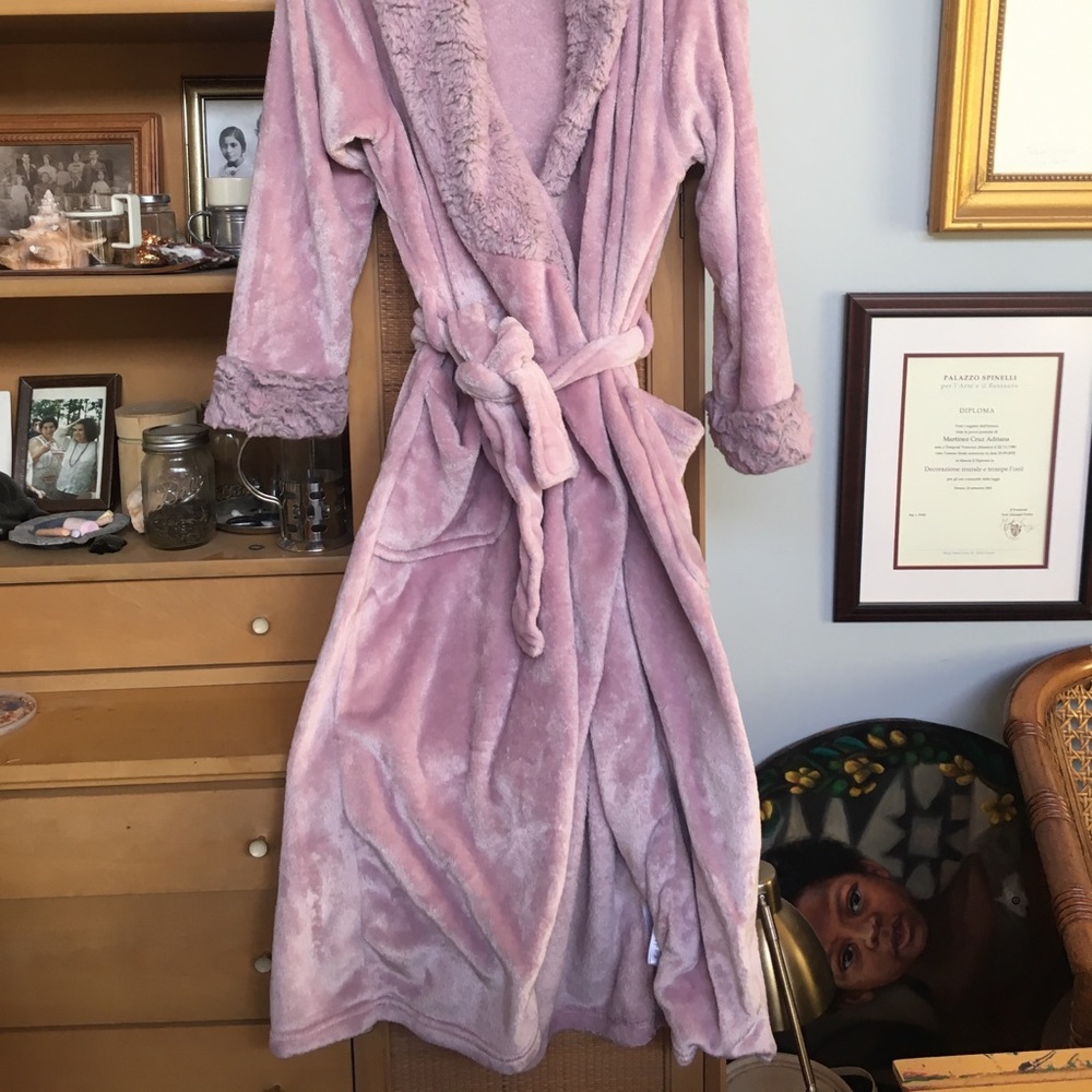 Beautiful Perfect Condition Robe - image 5